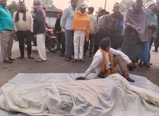 अनियंत्रित हाईवा ने वृद्ध को कुचला, गुस्साए लोगों ने दो घंटे किया NH-80 जाम